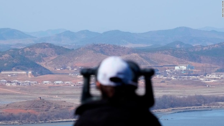 韓国・坡州市の統一展望台から北朝鮮との国境を眺める訪問客/Ahn Young-joon/AP