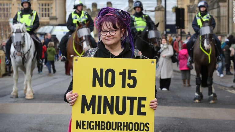 １５分都市に反対するプラカードを掲げる女性＝２月１８日、英オックスフォード/Martin Pope/Getty Images