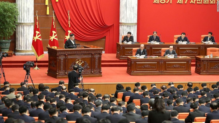 朝鮮労働党の中央委員会総会で演説する金正恩総書記（左）/KCNA/Reuters