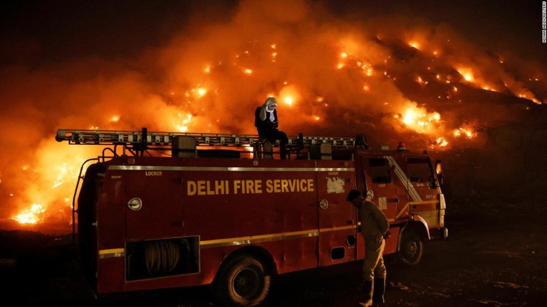 ごみが燃え上がり煙が立ち上る埋め立て地＝２０２２年４月２７日、インド・ニューデリー/Adnan Abidi/Reuters