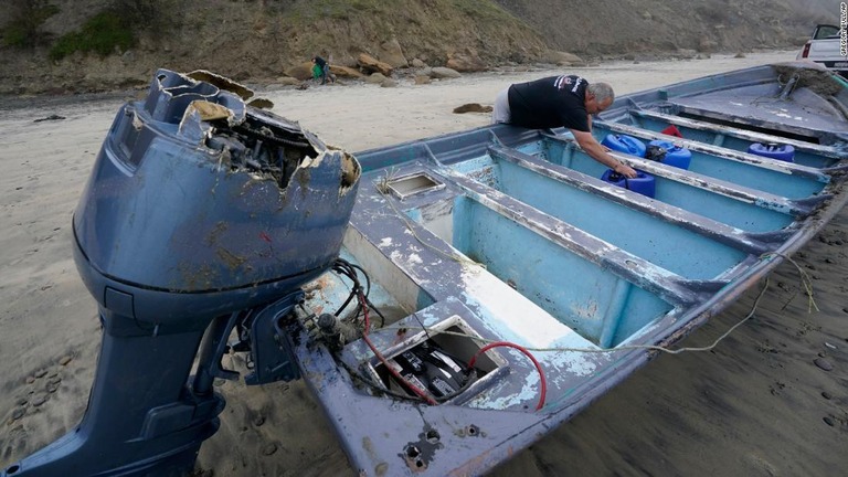 米カリフォルニア州の海岸沿いで密航者とみられるグループのボート２隻が転覆し死者が出た/Gregory Bull/AP