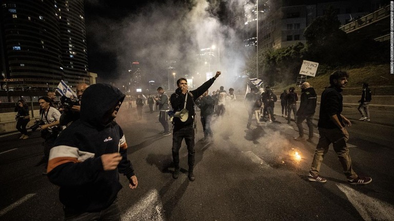 デモ隊の一部と警官が衝突した/Mostafa Alkharouf/Anadolu Agency/Getty Images