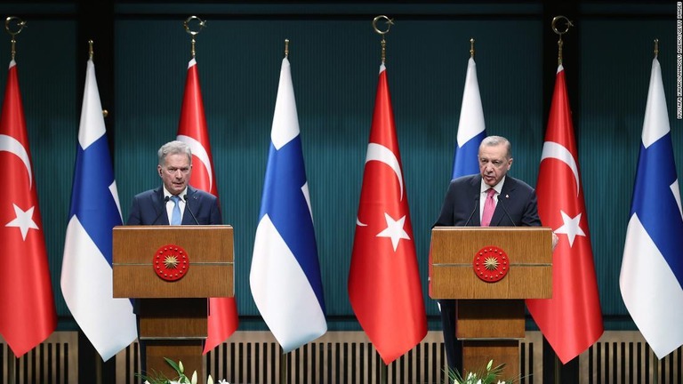 共同会見するトルコのエルドアン大統領（右）とフィランドのニーニスト大統領/Mustafa Kamaci/Anadolu Agency/Getty Images