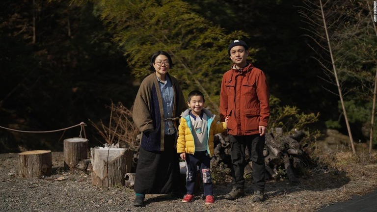 奈良県の川上村に暮らす横堀さん一家/John Mees/CNN