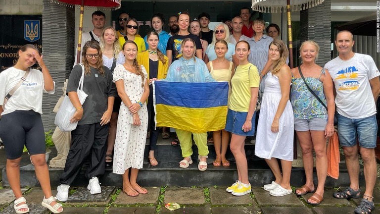 開設されたバリ島の領事館に集まったウクライナの人々/HonoraryConsul for Ukraine in Bali