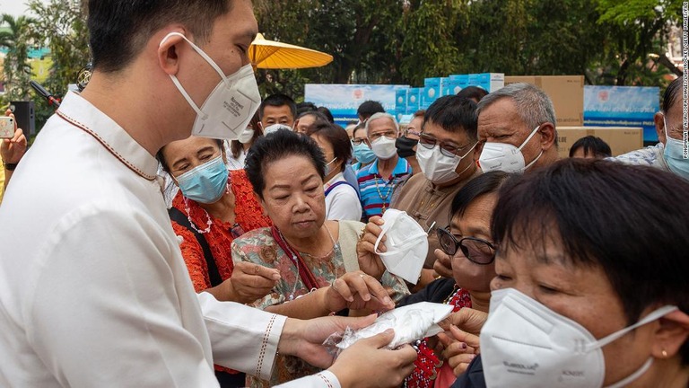 高機能マスクを住民に配布するチェンマイの市長/Pongmanat Tasiri/SOPA Images/LightRocket /Getty Images/File