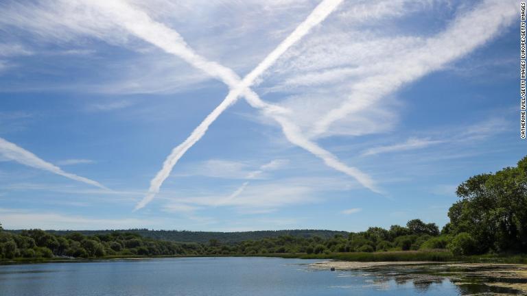 飛行機雲は氷でできた雲で、特定の気象条件でのみ形成される/Catherine Ivill/Getty Images Europe/Getty Images