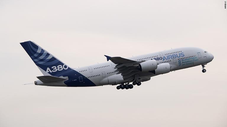 世界最大の商用旅客機「エアバスＡ３８０」は２０２２年３月２５日、持続可能な航空燃料（ＳＡＦ）のみを動力とする試験飛行を完了した/Airbus