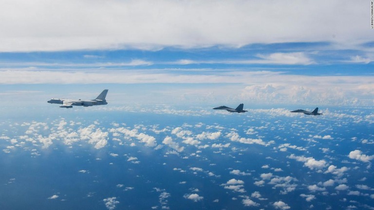 昨年８月、ペロシ米下院議長（当時）の訪台後の演習に参加する中国軍機＝２０２２年８月７日/Li Bingyu/Xinhua/AP