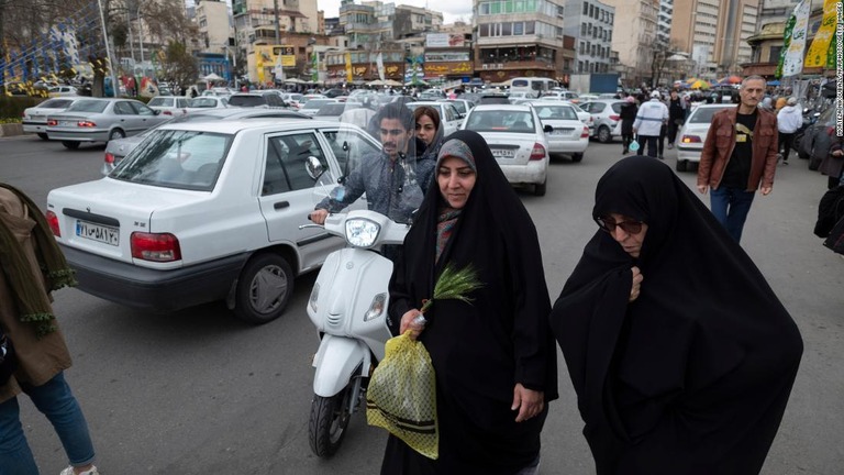 ヒジャブを着用して街中を歩く女性＝３月、イラン首都テヘラン/Morteza Nikoubazl/NurPhoto/Getty Images