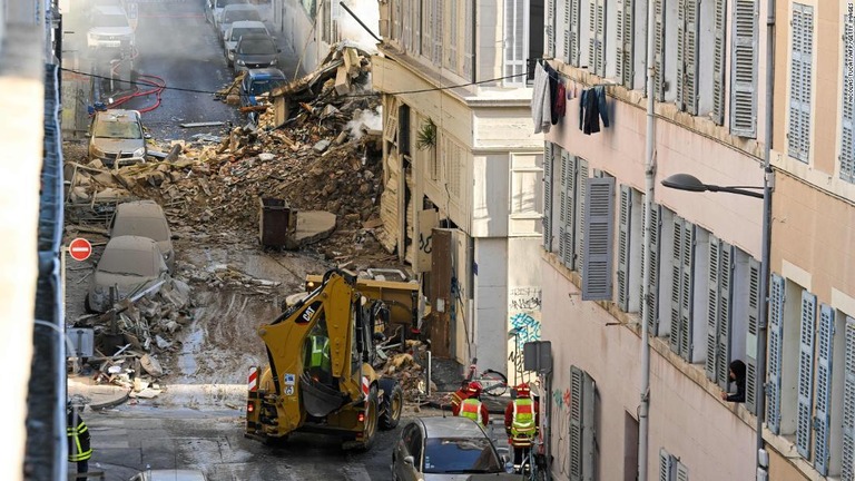 がれきに最大１０人が閉じ込められているとみられている/Nicolas Tucat/AFP/Getty Images