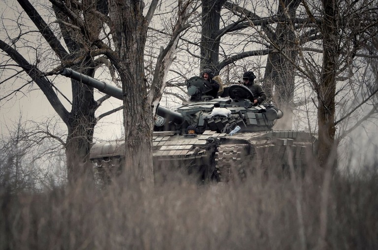 ウクライナ東部ドンバス地方で戦車に乗り移動するウクライナ軍の兵士/Yan Dorbronosov/Reuters