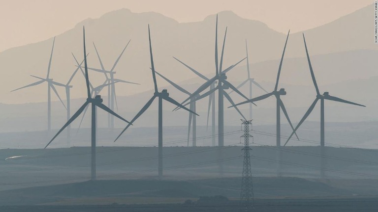 スペイン北部サラゴサにある風力発電所の風力発電機/Cesar Manso/AFP/Getty Images