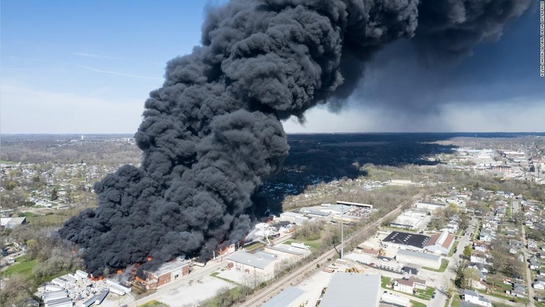 米インディアナ州東部のリサイクル工場で火災が発生し地域住民が避難を強いられている/Kevin Shook/Global Media Enterprise