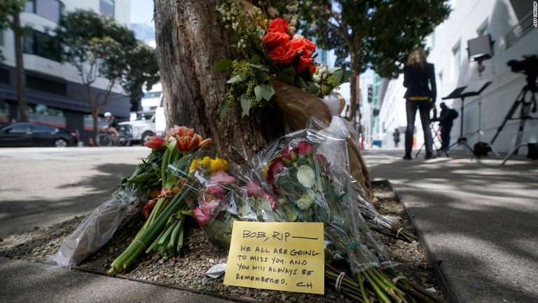 事件現場にたむけられた花＝６日、米カリフォルニア州サンフランシスコ/Jeff Chiu/AP