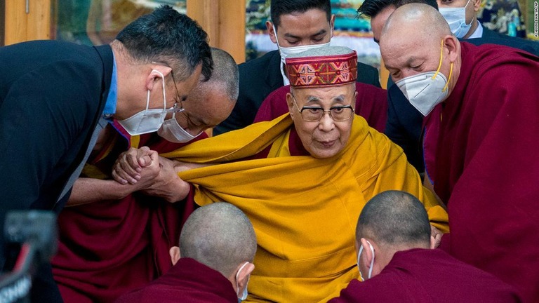 動画拡散で批判を浴びたダライ・ラマをチベット亡命政府の首相が擁護した/Ashwini Bhatia/AP