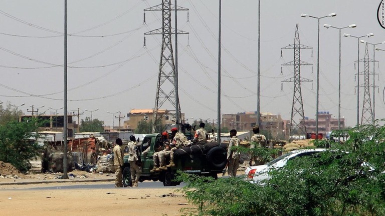 アフリカ北東部スーダンで国軍と準軍事組織が衝突し、死傷者が出た/AFP/Getty Images