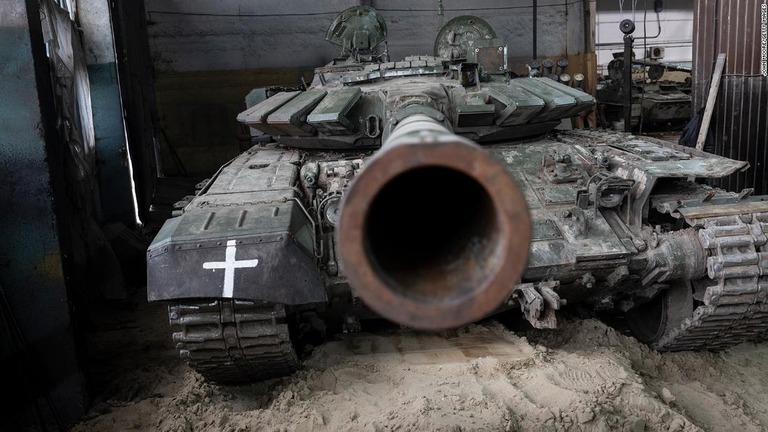 ウクライナ軍に鹵獲され、修復を待つロシア軍の戦車「Ｔ７２Ｂ３」/John Moore/Getty Images 