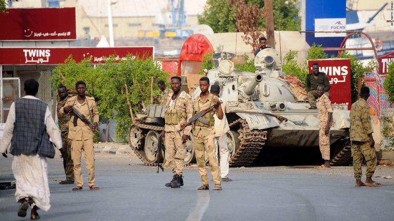 紅海に面した都市ポートスーダンに配備された国軍の兵士ら/AFP/Getty Images