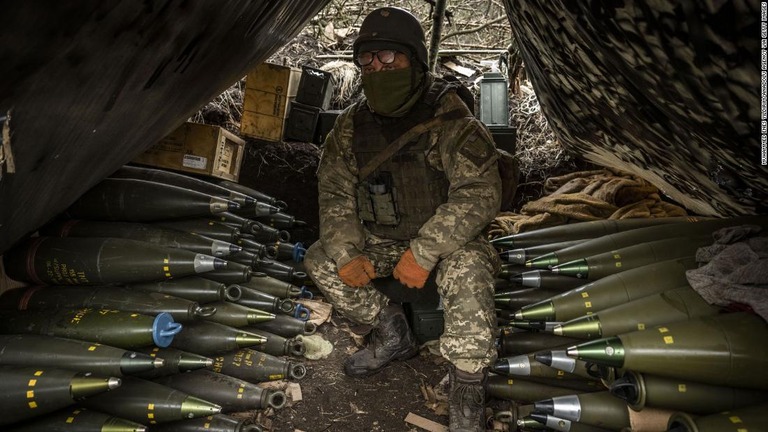 ザポリージャの砲撃拠点に配備されたウクライナ軍の兵士/Muhammed Enes Yildirim/Anadolu Agency via Getty Images