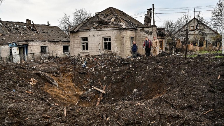 ロシア軍のロケット弾攻撃でザポリージャの住宅地域にできたクレーター/Dmytro Smolienko/Ukrinform/Future Publishing via Getty Images