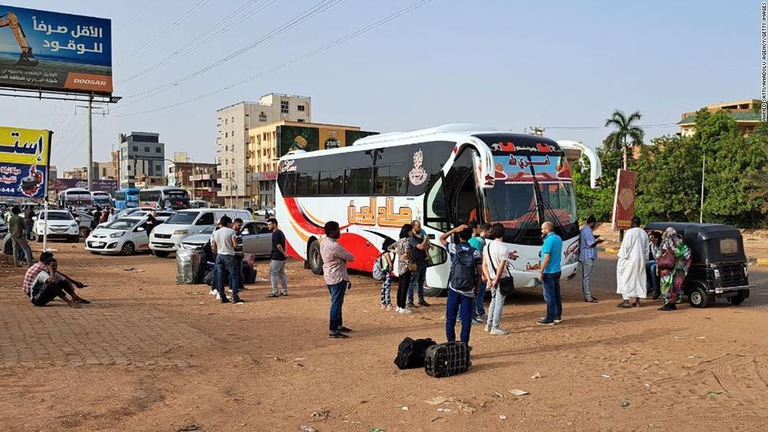 バスでハルツームを出る人々＝２５日/Ahmed Satti/Anadolu Agency/Getty Images