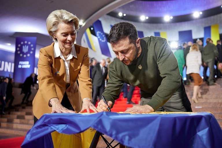 ウクライナ国旗にサインするゼレンスキー大統領（右）とフォンデアライエン欧州委員長
/Ukrainian Presidency/Anadolu Agency/Getty Images