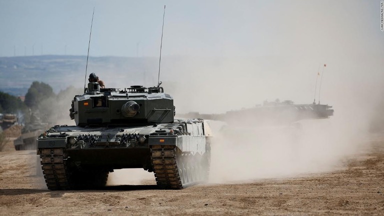 スペイン・サラゴサの演習場で行われたウクライナ軍要員向けの主力戦車操縦訓練の様子/Juan Medina/Reuters