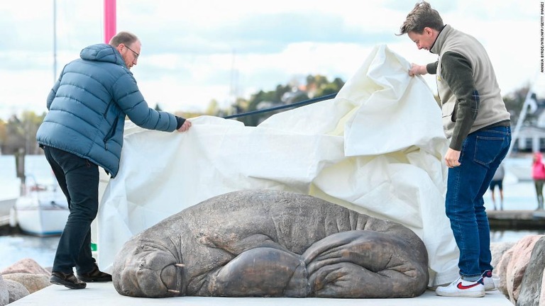 公開されたセイウチ「フレヤ」の銅像＝４月２９日、ノルウェー首都オスロ/Annika Byrde/NTB/AFP/Getty Images