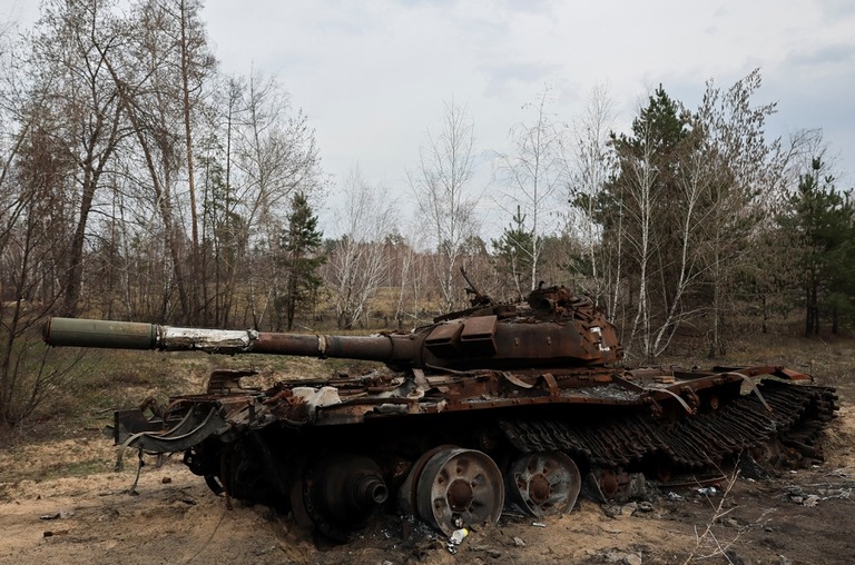 破壊されたロシア軍戦車が道路脇に残る＝３月２４日、ウクライナ東部ルハンスク州クレミンナ/Violeta Santos Moura/Reuters