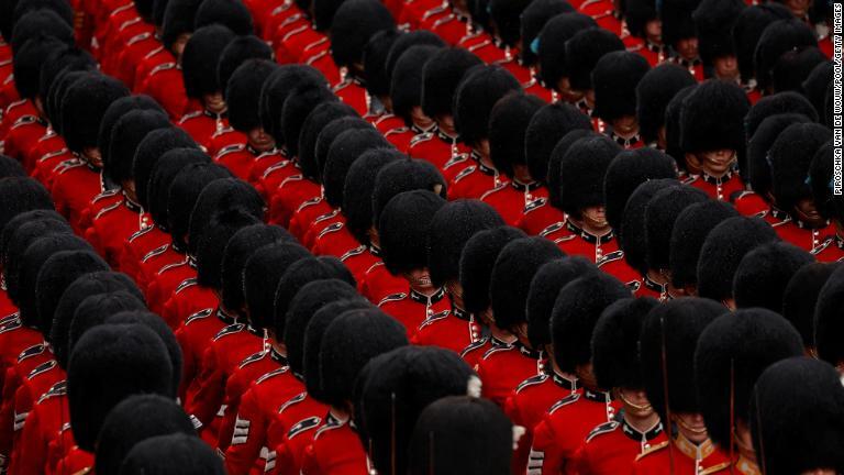 戴冠式に合わせてロンドンで行進する兵士ら/Piroschka van de Wouw/Pool/Getty Images