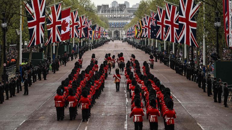 行列のルートを行進するイングランドの歩兵連隊の兵士/Marco Bertoorello/AFP/Getty Images