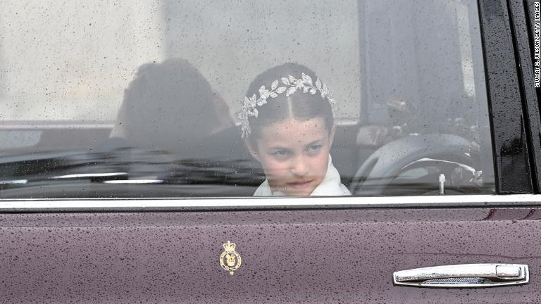 車で戴冠式の会場に向かうシャーロット王女/Stuart C. Wilson/Getty Images