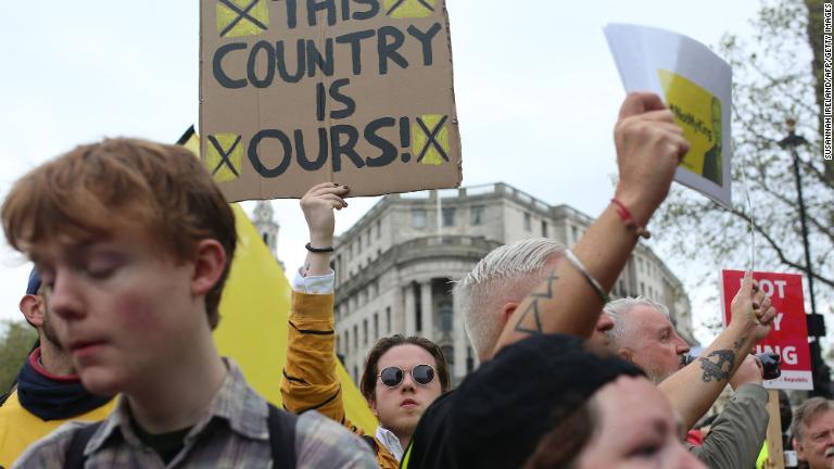 トラファルガー広場で戴冠式に抗議する人々/Susannah Ireland/AFP/Getty Images