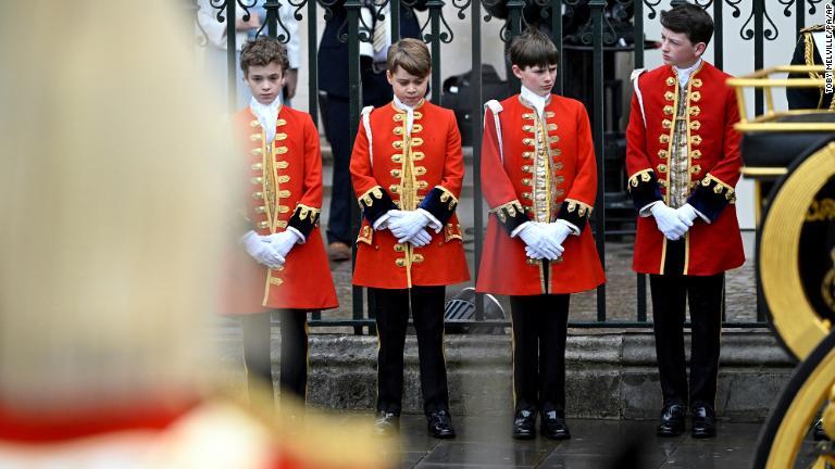 国王夫妻の付き添いを務める少年たちと並んで立つジョージ王子（左から２人目）/Toby Melville/PA/AP