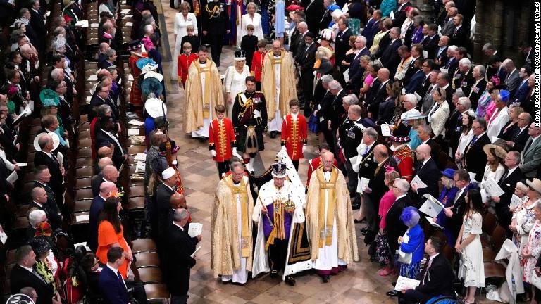 チャールズ国王とカミラ王妃がウェストミンスター寺院を後にする/Kirsty Wigglesworth/Pool/AFP/Getty Images