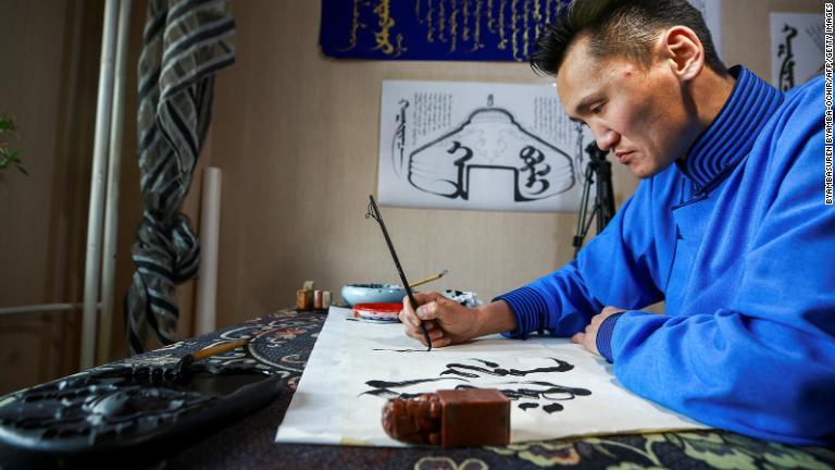 伝統的なモンゴル文字は縦書きで左から右へと読む/Byambasuren Byamba-Ochir/AFP/Getty Images