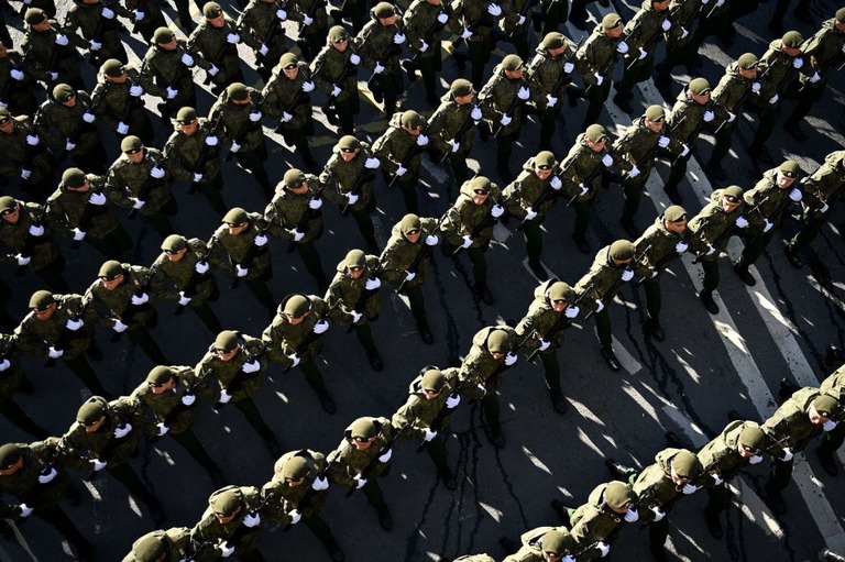 ７日、ロシアの首都モスクワで戦勝記念パレードの予行演習を行う兵士ら/Kirill Kudryavtsev/AFP/Getty Images