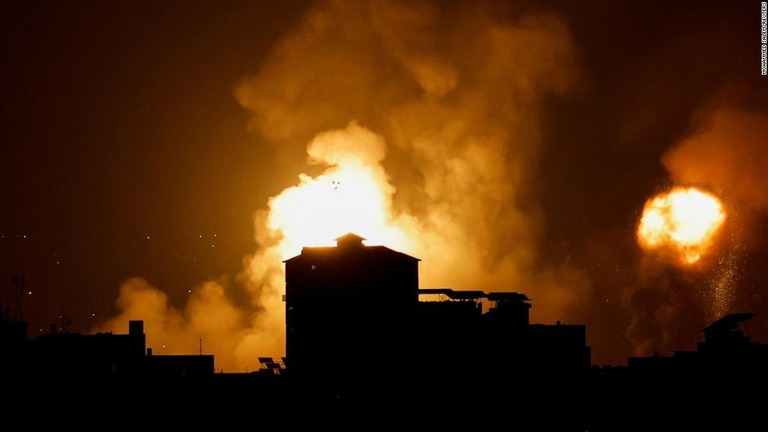 イスラエル軍の空爆によって夜空に立ち上る炎と煙＝９日、パレスチナ・ガザ地区/Mohammed Salem/Reuters