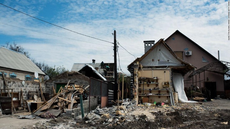 ミサイル攻撃を受けた住宅＝３日、ザポリージャ州/Elena Tita/Global Images Ukraine/Getty Images