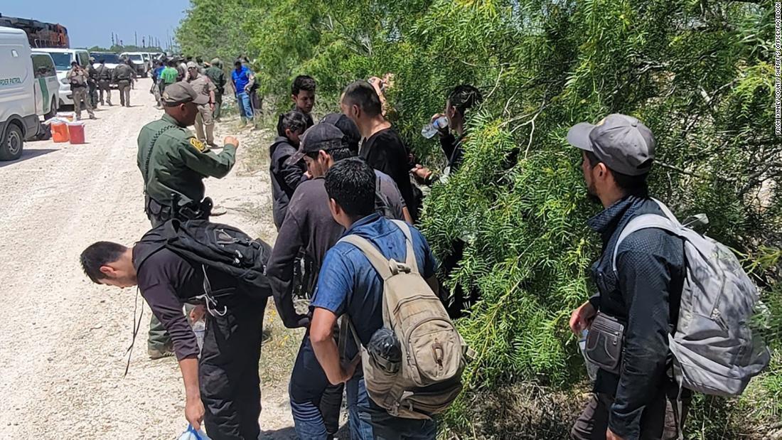 貨物列車に100人超の不法移民、メキシコ国境付近 米テキサス州 Jp