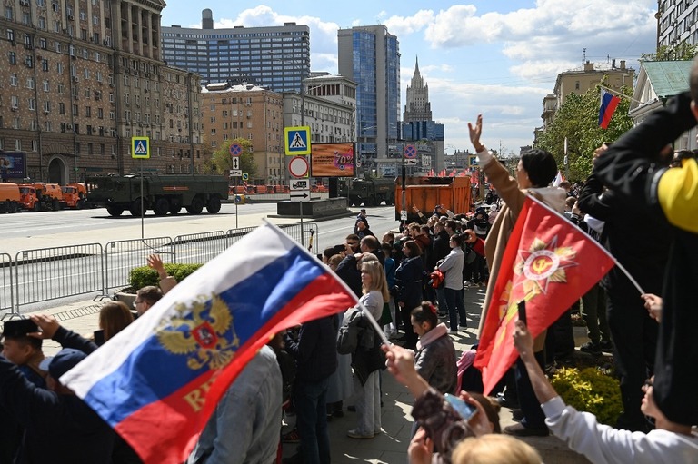 軍事パレードを見物する人々＝９日、ロシア首都モスクワ/Kirill Kudryavtsev/AFP/Getty Images