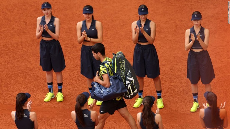 決勝でのボールガールの衣装はミニスカートがロングショーツに変更された/Julian Finney/Getty Images 