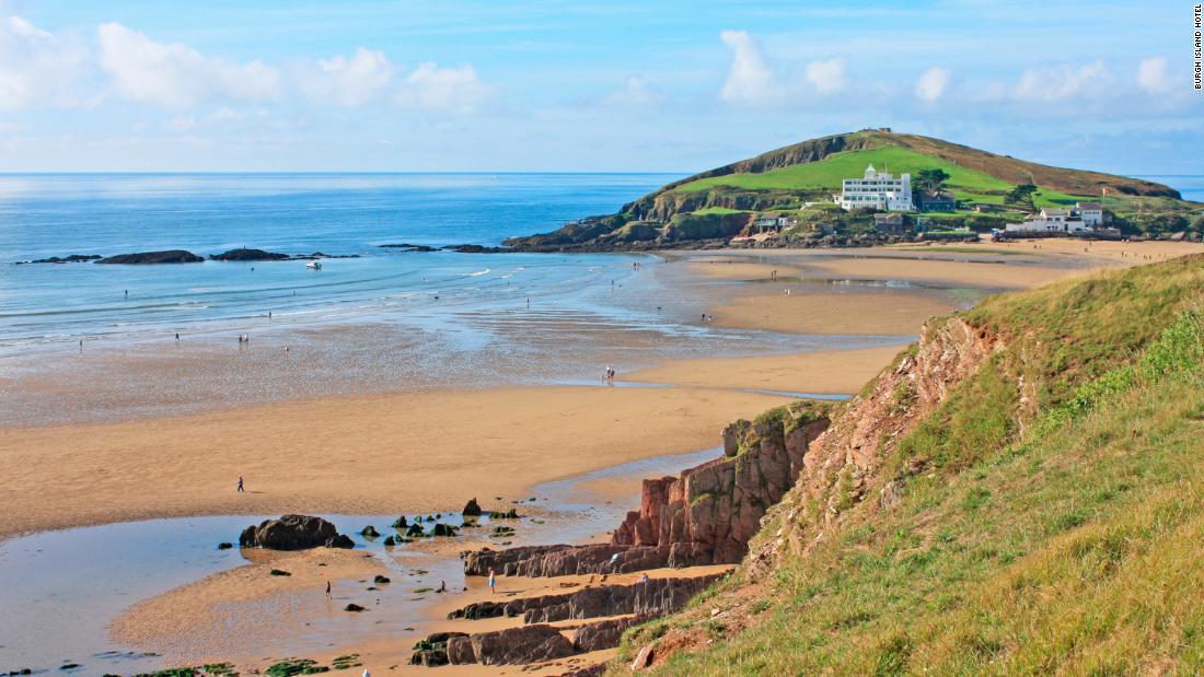 潮の干満の状況によって島へのアクセス方法は変わる/Burgh Island Hotel