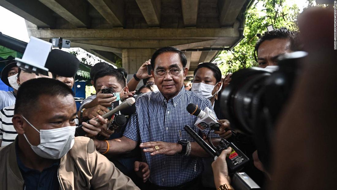 投票をしたプラユット首相＝１４日/Lillian Suwanrumpha/AFP/Getty Images