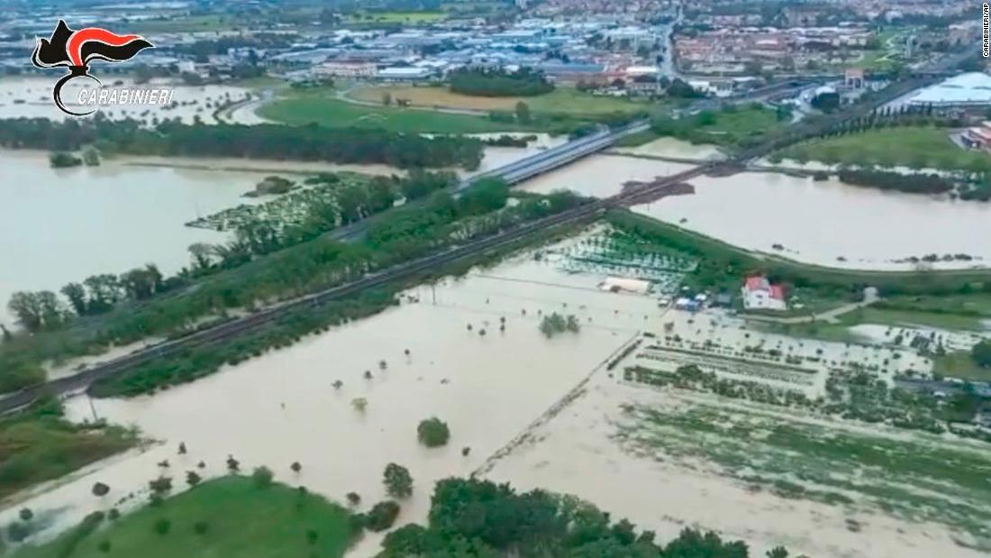 イタリアの地元警察が提供した写真。水につかった田畑＝１７にイタリア北部エミリアロマーニャ州/Carabinieri/AP