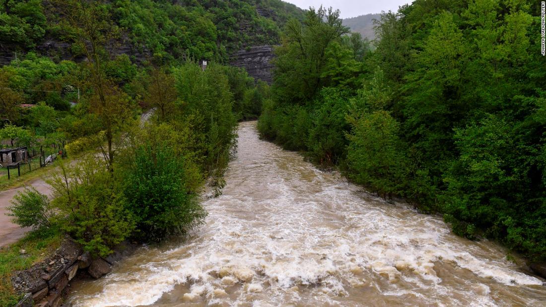 大雨により水位の上昇した川＝１７日、イタリア・フィオレンツオーラ/Jennifer Lorenzini/Reuters