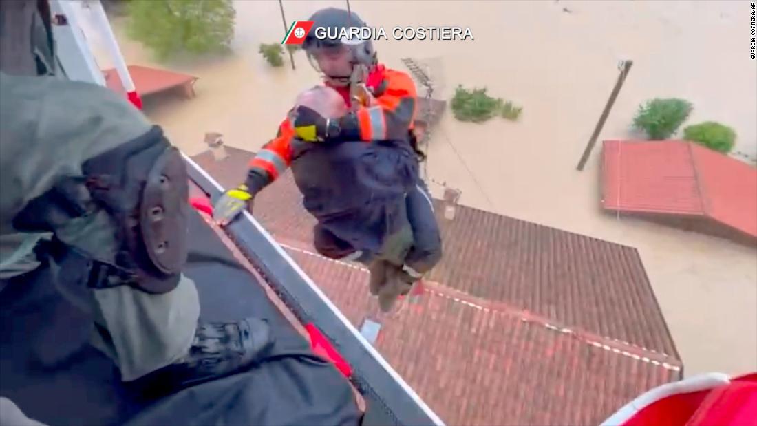 浸水した家屋の屋根から男性を救出する救助隊＝イタリア・ファエンツァ地域/Guardia Costiera/AP