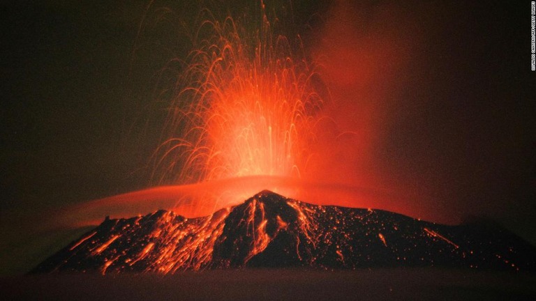 火山活動が活発化したメキシコ中部のポポカテペトル山/Osvaldo Cantero/AFP/Getty Images