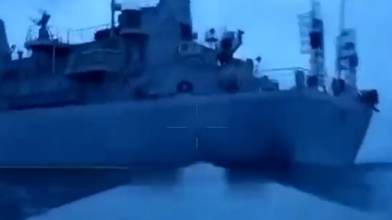 ウクライナの無人艇がロシア偵察艦に衝突したとみられる映像が公開された/Ukrainian Ministry of Defense